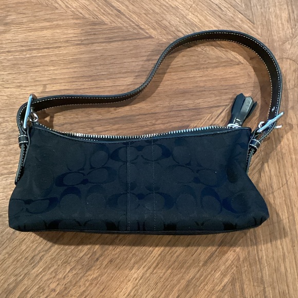 EUC Coach Black Hamptons Demi Baguette - Picture 1 of 3